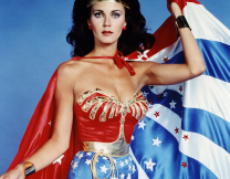 Λίντα Κάρτερ: Η διαχρονική Wonder Woman στα 75 της συνεχίζει να μαγεύει το κοινό