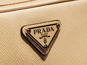 Αλλάζει ο κόσμος της μόδας: Τι φέρνει το deal Prada - Versace