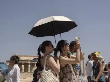 Τουρίστριες απογοητεύονται από την Ακρόπολη και έξαλλοι Έλληνες απασφαλίζουν (vid)