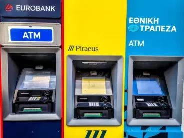 Αλλάζουν οι συναλλαγές στα ΑΤΜ: Καταργούνται οι χρεωστικές κάρτες