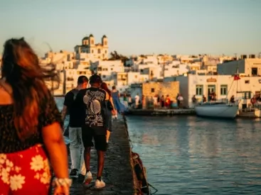 Oι νέοι στην Ελλάδα δεν ενδιαφέρονται να κάνουν οικογένεια - Προτιμούν τα ταξίδια