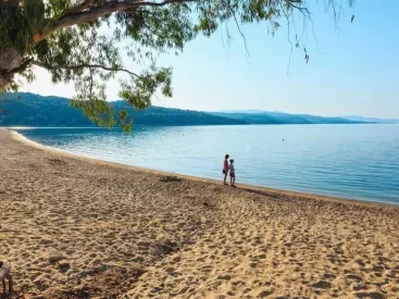 7 παραθαλάσσιοι προορισμοί ιδανικοί για διακοπές με παιδιά