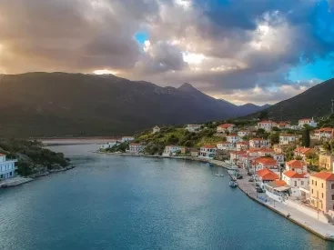 5 γραφικά και «άγνωστα» ψαροχώρια της Ελλάδας για γαλήνιες διακοπές