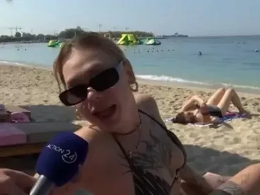 Δεν ήξερε πού να κρυφτεί o ρεπόρτερ: Τι είπε viral τουρίστρια on air στο Action24