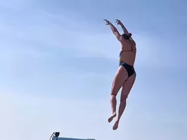Βλέποντας τον θάνατό της: Cliff diver γλίστρησε από βατήρα 22 μέτρων (vid)