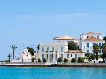 Σπέτσες: Όταν η αρχοντιά συναντά την κοσμοπολίτικη ατμόσφαιρα