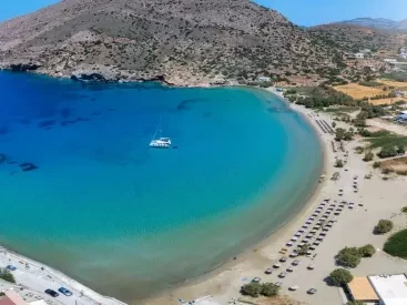 10 παραλίες ιδανικές για οικογένειες σε 10 νησιά των Κυκλάδων