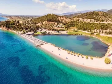 Διακοπές σαν σε νησί στο χωριό με τη «γαλάζια λίμνη»