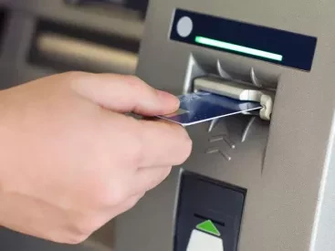 Περισσότεροι από 1 στους 4 Έλληνες διατηρούν κρυφό λογαριασμό από τον σύντροφό τους
