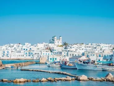 Το νησί που κλείνει όλες τις Κυκλάδες μέσα του
