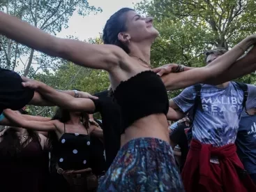 Το Γλέντι: Ποιο είναι το τραγούδι του φετινού καλοκαιριού και πώς έγινε viral