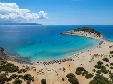 Το σμαραγδένιο νησί της Πελοποννήσου με τις παραδεισένιες παραλίες