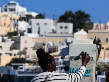Οι πιο τοξικές αναρτήσεις τουριστών για τις διακοπές στην Ελλάδα (vids)