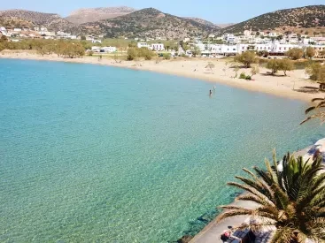 Σύρος: Οδηγός για τις εντυπωσιακές παραλίες του νησιού με τα κρυστάλλινα νερά