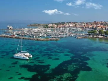 5 οικονομικές αποδράσεις δίπλα στη θάλασσα για να παρατείνετε το καλοκαίρι
