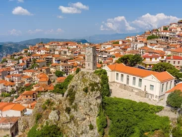 Καλοκαίρι στην Αράχωβα: Όλα όσα θα κάνετε στον εναλλακτικό προορισμό για διακοπές