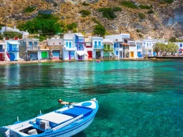 Τα πολύχρωμα ψαροχώρια της Μήλου: Βγαλμένα από καρτ ποστάλ μίας άλλης εποχής