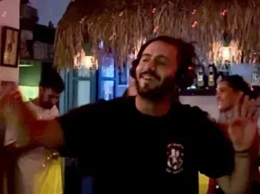 Ο Βάτραχος bar στη Σέριφο πάρταρε με silent disco όταν του έκλεισαν τη μουσική (pics)