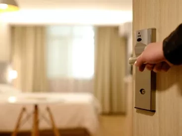 «Δεν μπορείς να κάνεις ό,τι θέλεις»: 10.000 ξενοδοχεία κάνουν αγωγή στην Booking