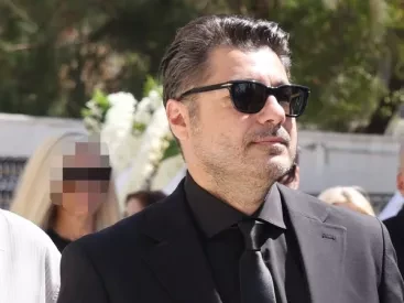 «Βγάλε το κ@λοπότηρο από τη μέση»: Η γλυκόπικρη ανάρτηση του Λάμπρου Κωνσταντάρα μετά την κηδεία του πατέρα του