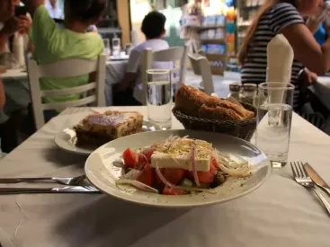 Ρωτήσαμε έναν έμπειρο μάγειρα τι δεν πρέπει να παραγγείλεις σε μια ταβέρνα