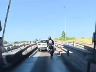 Μηχανόβιος περνάει τα διόδια τσάμπα αλλά τρώει την μπάρα στο κεφάλι: «Θα σκοτωθείς για 2 ευρώ» (vid)