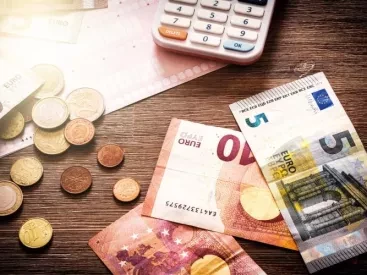 Πακέτο ΔΕΘ: Πόσο μειώνονται οι φόροι για μισθωτούς, συνταξιούχους, νέους, φορολογούμενους με παιδιά