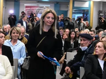 Ο άνθρωπος πίσω από την Καρυστιανού που τη συμβουλεύει για το κόμμα