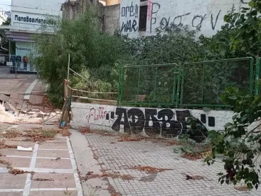 Η μικρή «ζούγκλα» στο κέντρο της Αθήνας: 45 χρόνια εγκατάλειψης σε ένα από τα πιο πολυσύχναστα σημεία