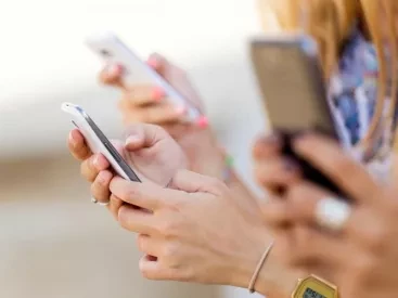 Πόσες ώρες είμαστε στο ίντερνετ από το κινητό κάθε ημέρα