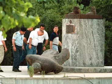 Το άγαλμα στην Αθήνα που έχει φάει το περισσότερο «ξύλο»