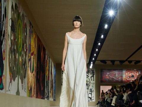 Ο οίκος Dior πάντρεψε την haute couture με τον μινιμαλισμό σε μια εκπληκτική συλλογή