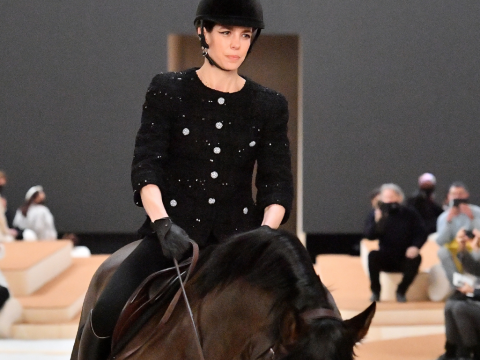 Chanel: H Charlotte Casiraghi μπήκε έφιππη σε ένα κονστρουκτιβιστικό σκηνικό, στο haute couture show του οίκου