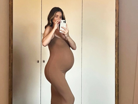 Οι νέες υπέροχες selfies της Rosie Huntington-Whiteley σε προχωρημένη εγκυμοσύνη