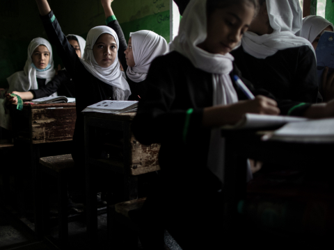 «Γιατί γεννήθηκα κορίτσι;»: Αφγανές μαθήτριες επικοινωνούν με τον κόσμο μέσω Zoom -και αποκτούν πάλι ελπίδα