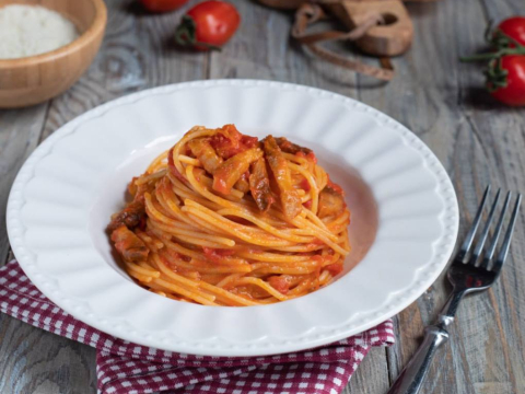 Σπαγγέτι amatriciana: Μια ιδιαίτερη ιταλική συνταγή με πικάντικη σάλτσα και μπέικον