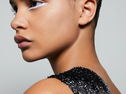 To λευκό eyeliner στην συλλογή Haute Couture Dior 2022 είναι μια ωδή στην άνοιξη