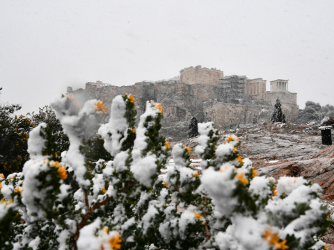 Κακοκαιρία Ελπίς: Η χιονισμένη Αθήνα θυμίζει σήμερα ταινία