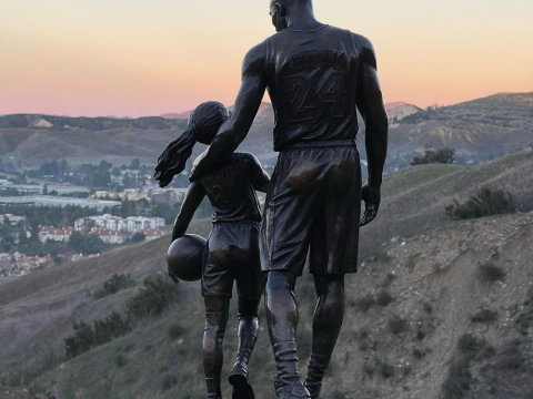 Ένα άγαλμα του Kobe Bryant και της κόρης του, Gianna, βρίσκεται πλέον στο σημείο του δυστυχήματος