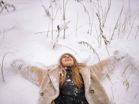 Γιατί λατρεύουμε τόσο το χιόνι; 6 επιστημονικοί λόγοι που μας κάνει να νιώθουμε πάλι παιδιά