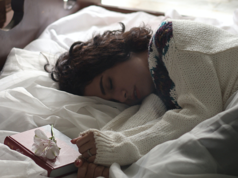 5 πράγματα που πρέπει να κάνεις αποβραδίς, για να είσαι χαρούμενος το πρωί, σύμφωνα με τους sleep experts