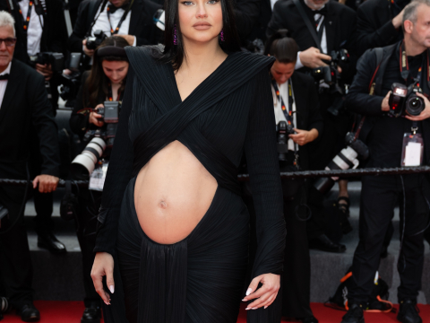 H Adriana Lima σε προχωρημένη εγκυμοσύνη με cut-out φόρεμα κάνει το απόλυτο statement στις Κάννες