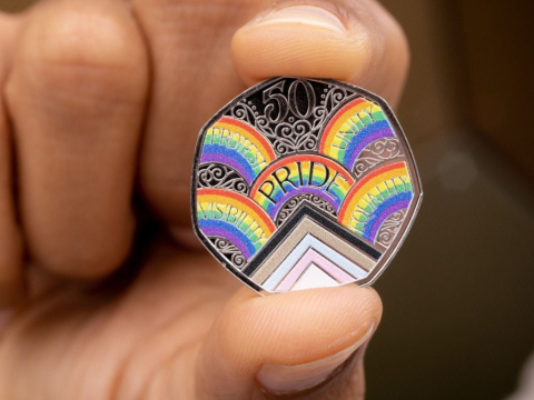 50 χρόνια Pride: Η Βρετανία γιορτάζει με ένα νέο επετειακό νόμισμα στα χρώματα του ουράνιου τόξου
