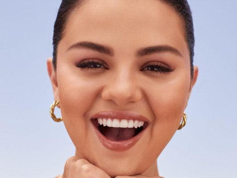 H Selena Gomez παρουσίασε το SNL για να βρει τον έρωτα