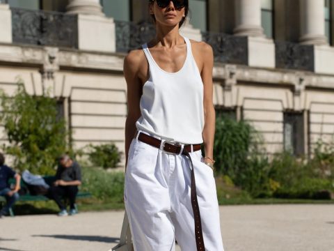 White tank top: Πώς να φορέσετε το cool basic κομμάτι αυτό το καλοκαίρι