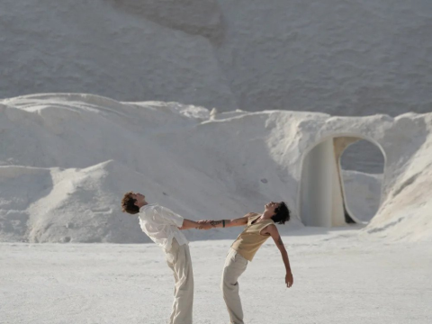 Ο Jacquemus παρουσίασε τη Fall/Winter 2022 συλλογή σε ένα βουνό από αλάτι
