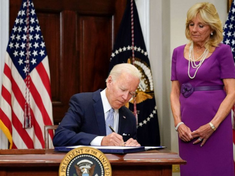 «Αυτή είναι μια ιστορική μέρα»: Ο Joe Biden υπέγραψε το νομοσχέδιο για τον έλεγχο της οπλοκατοχής