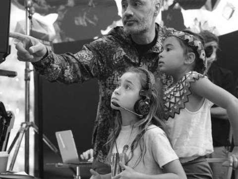 Ο Taika Waititi με τις κόρες του στα γυρίσματα της ταινίας Thor: Love and Thunder