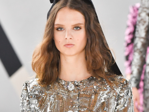 Το Chanel Haute Couture φέρνει πίσω το πιο girly preppy αξεσουάρ