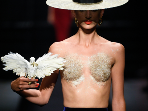 Schiaparelli Couture F/W 2022: Περίτεχνος σουρεαλισμός, υψηλή ραπτική, δέος